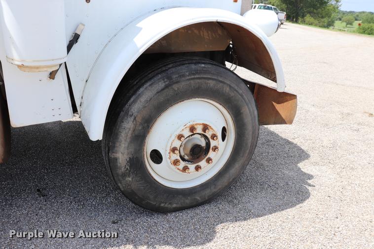 image for item DQ9461 1986 Freightliner FLC semi truck