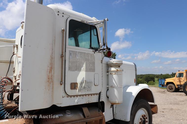 image for item DQ9461 1986 Freightliner FLC semi truck