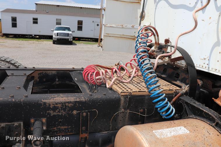 image for item DQ9461 1986 Freightliner FLC semi truck