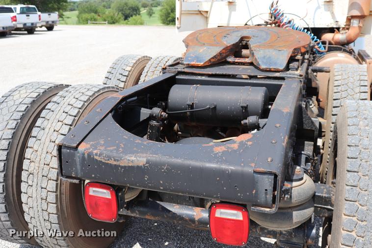 image for item DQ9461 1986 Freightliner FLC semi truck