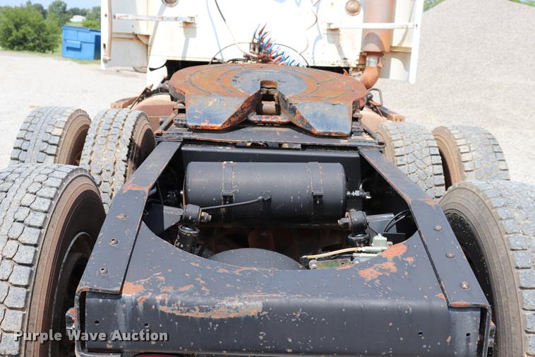 image for item DQ9461 1986 Freightliner FLC semi truck