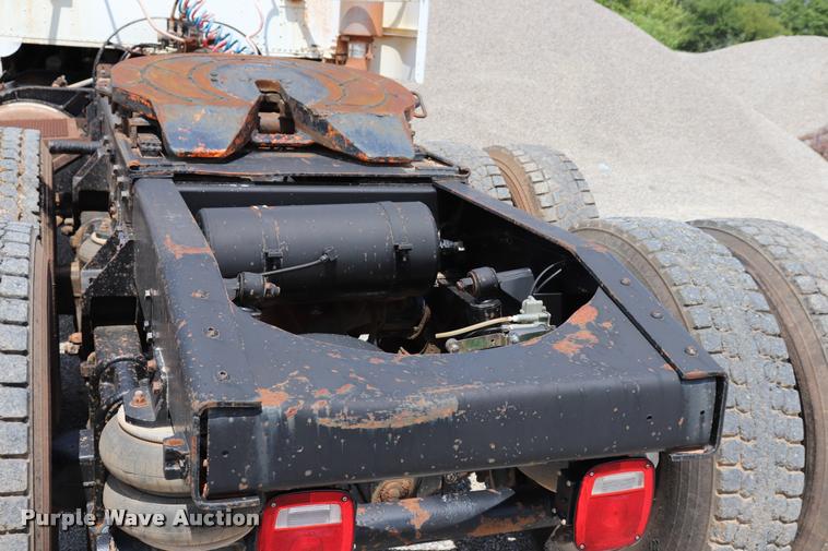 image for item DQ9461 1986 Freightliner FLC semi truck