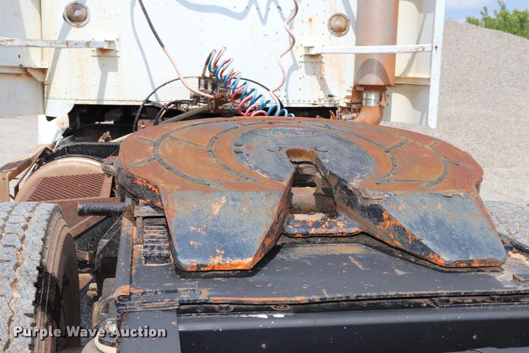 image for item DQ9461 1986 Freightliner FLC semi truck