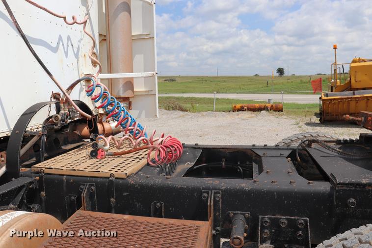 image for item DQ9461 1986 Freightliner FLC semi truck