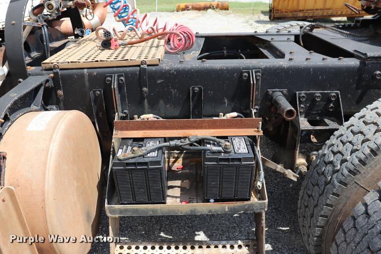 image for item DQ9461 1986 Freightliner FLC semi truck