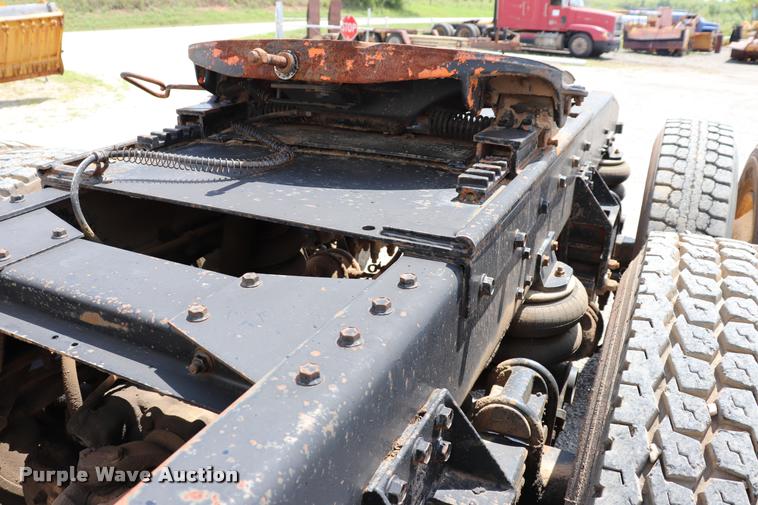 image for item DQ9461 1986 Freightliner FLC semi truck