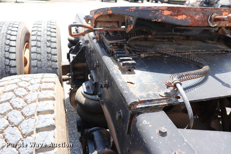 image for item DQ9461 1986 Freightliner FLC semi truck