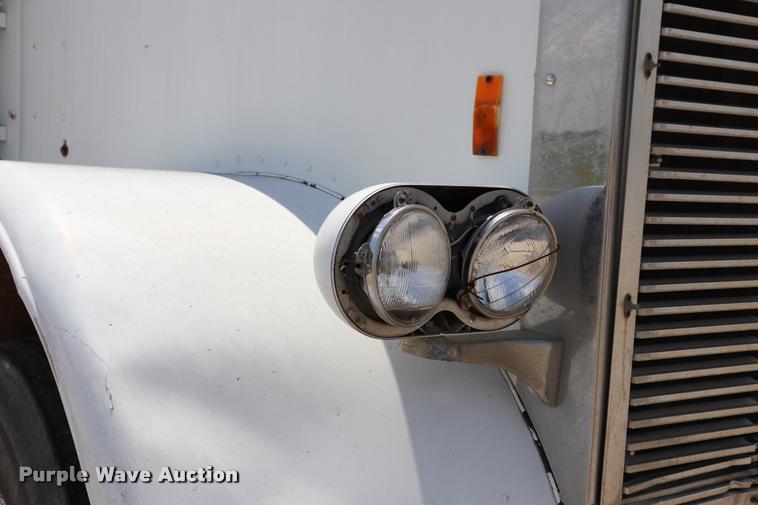 image for item DQ9461 1986 Freightliner FLC semi truck