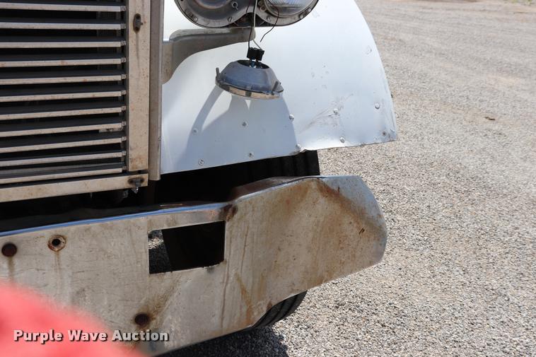 image for item DQ9461 1986 Freightliner FLC semi truck