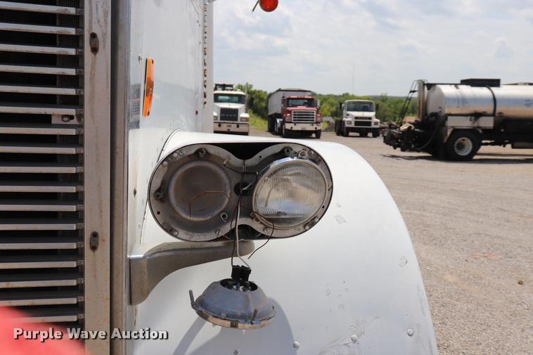 image for item DQ9461 1986 Freightliner FLC semi truck