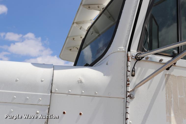 image for item DQ9461 1986 Freightliner FLC semi truck