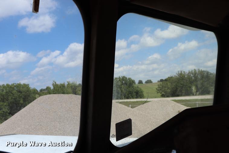 image for item DQ9461 1986 Freightliner FLC semi truck