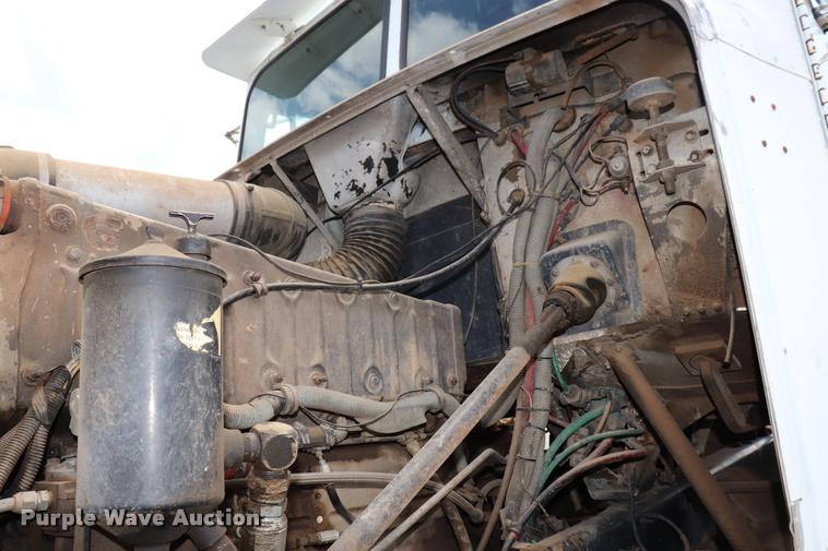 image for item DQ9461 1986 Freightliner FLC semi truck