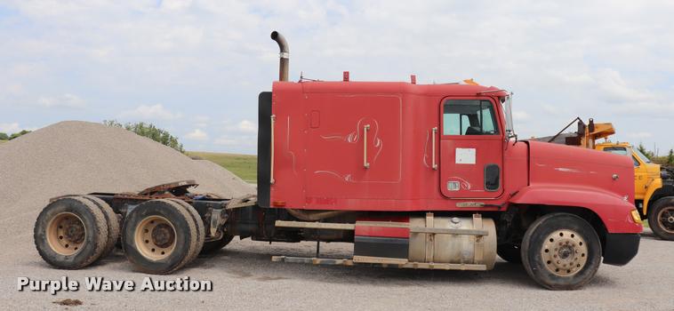 image for item DQ9462 1993 Freightliner FLD semi truck