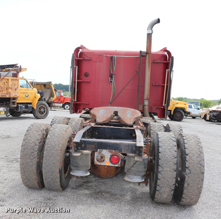 image for item DQ9462 1993 Freightliner FLD semi truck