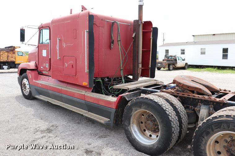image for item DQ9462 1993 Freightliner FLD semi truck