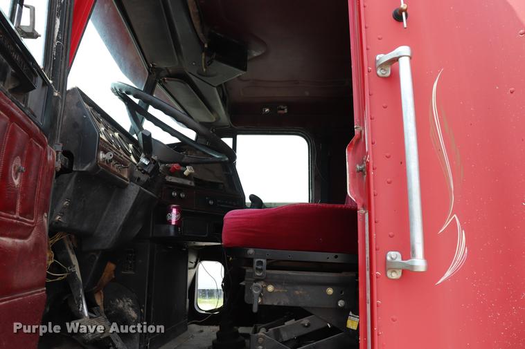 image for item DQ9462 1993 Freightliner FLD semi truck