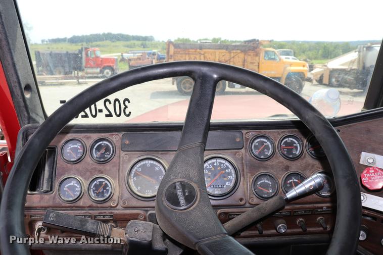 image for item DQ9462 1993 Freightliner FLD semi truck