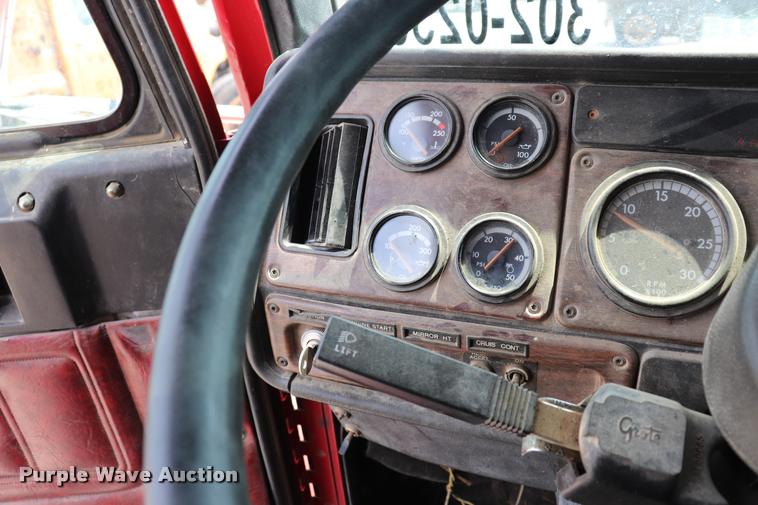 image for item DQ9462 1993 Freightliner FLD semi truck