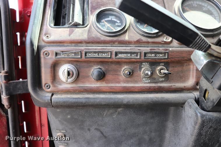 image for item DQ9462 1993 Freightliner FLD semi truck