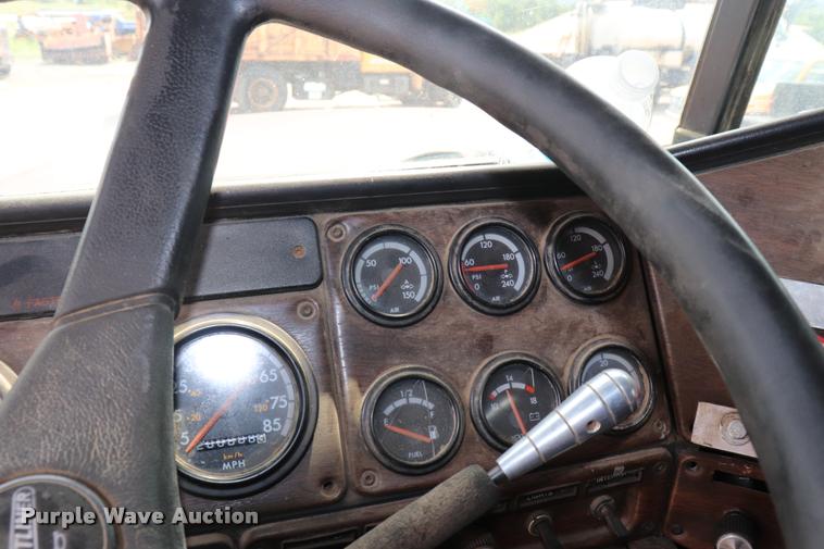 image for item DQ9462 1993 Freightliner FLD semi truck