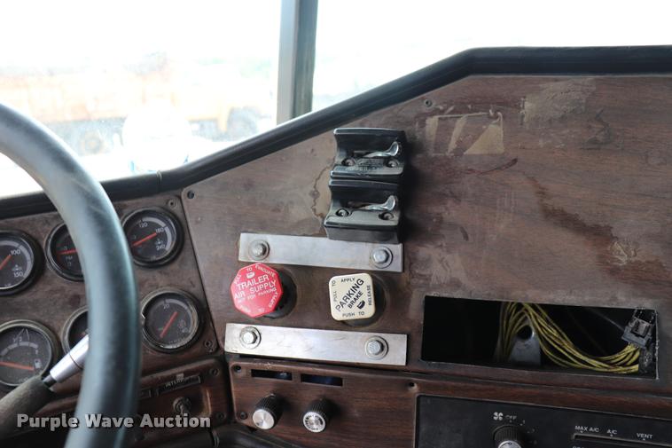 image for item DQ9462 1993 Freightliner FLD semi truck