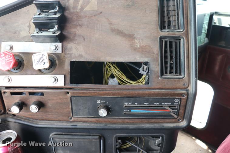 image for item DQ9462 1993 Freightliner FLD semi truck