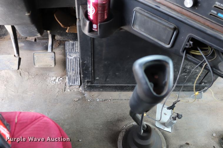 image for item DQ9462 1993 Freightliner FLD semi truck