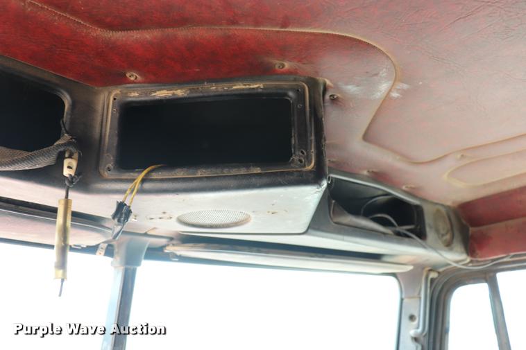 image for item DQ9462 1993 Freightliner FLD semi truck