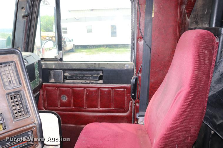 image for item DQ9462 1993 Freightliner FLD semi truck
