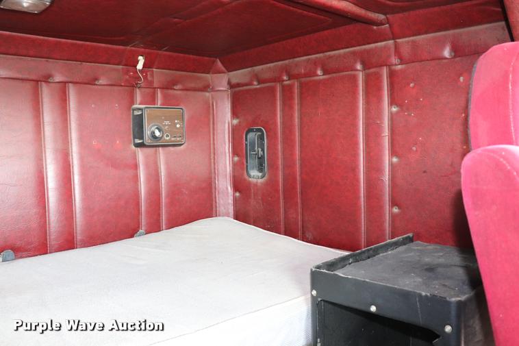 image for item DQ9462 1993 Freightliner FLD semi truck