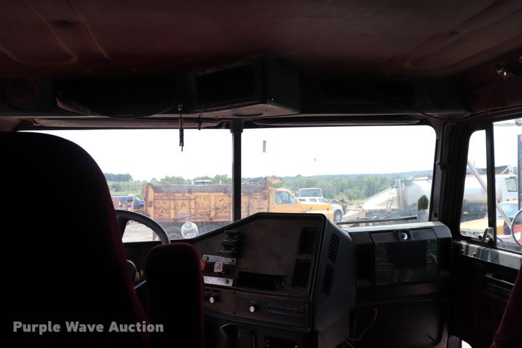 image for item DQ9462 1993 Freightliner FLD semi truck