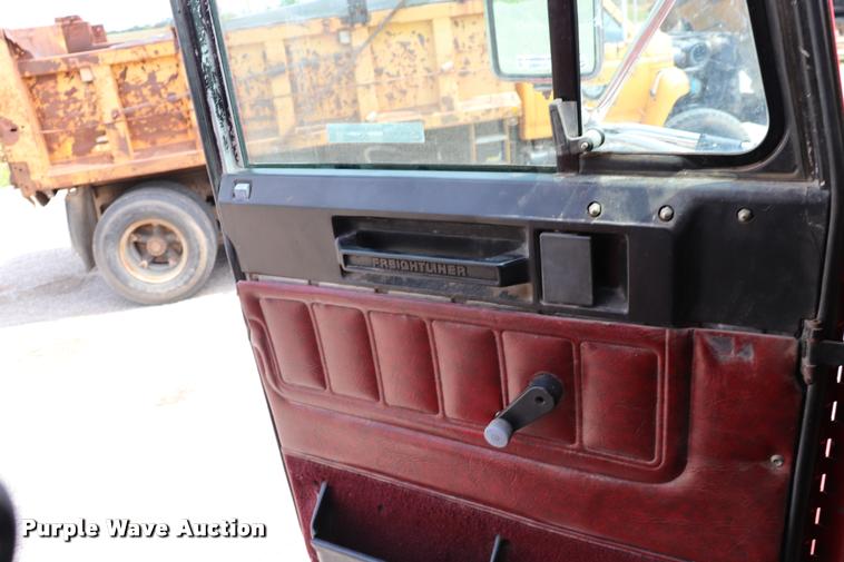 image for item DQ9462 1993 Freightliner FLD semi truck
