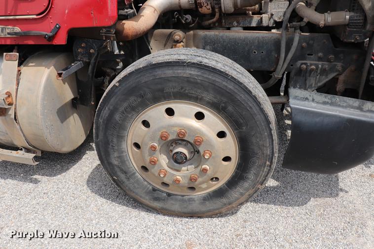 image for item DQ9462 1993 Freightliner FLD semi truck