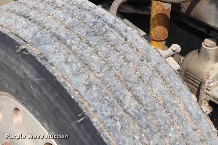 image for item DQ9462 1993 Freightliner FLD semi truck