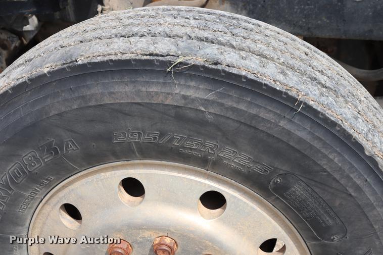 image for item DQ9462 1993 Freightliner FLD semi truck