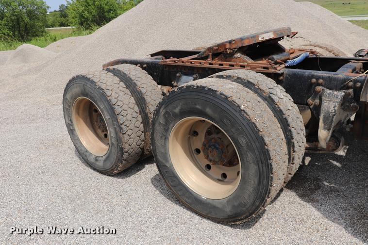 image for item DQ9462 1993 Freightliner FLD semi truck