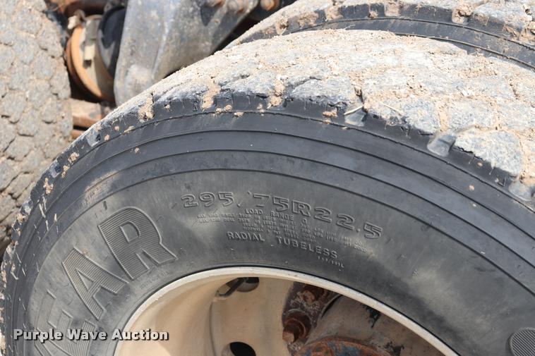 image for item DQ9462 1993 Freightliner FLD semi truck