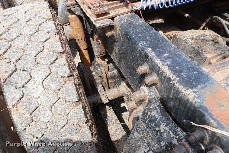 image for item DQ9462 1993 Freightliner FLD semi truck