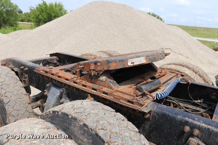 image for item DQ9462 1993 Freightliner FLD semi truck