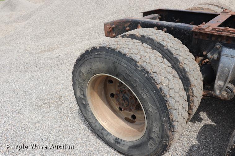 image for item DQ9462 1993 Freightliner FLD semi truck