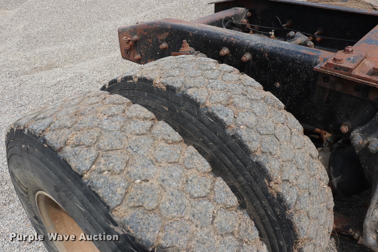 image for item DQ9462 1993 Freightliner FLD semi truck