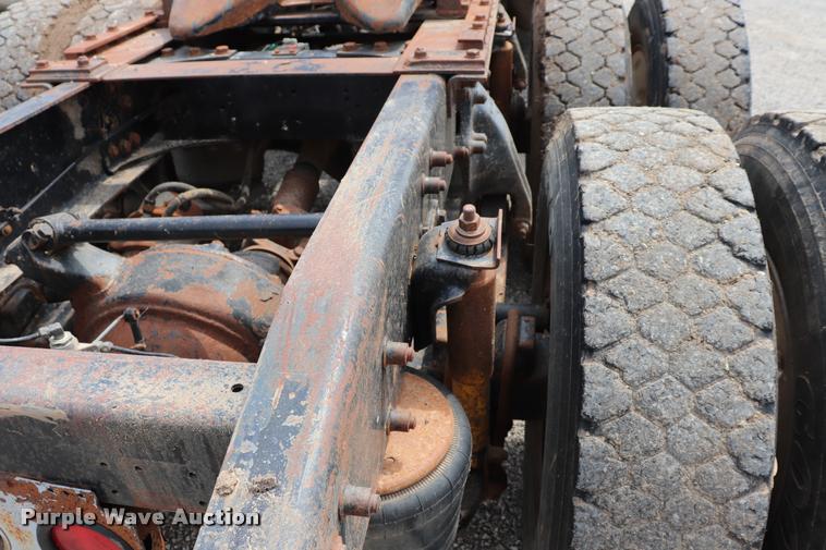 image for item DQ9462 1993 Freightliner FLD semi truck