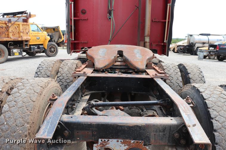 image for item DQ9462 1993 Freightliner FLD semi truck