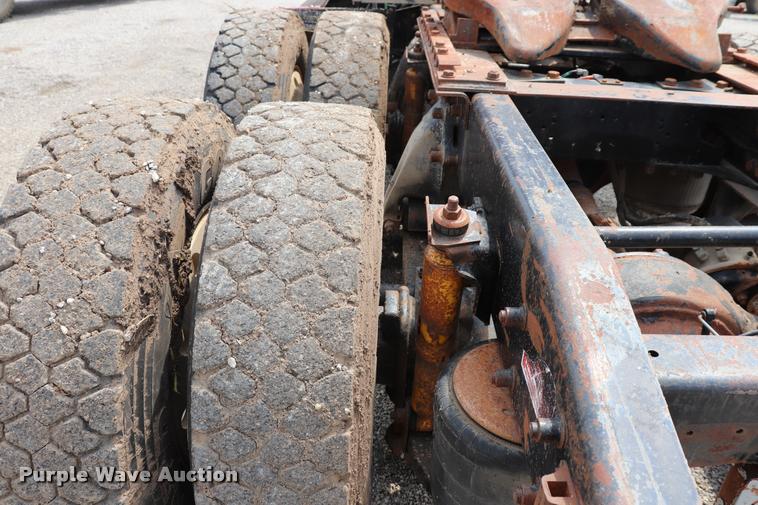 image for item DQ9462 1993 Freightliner FLD semi truck