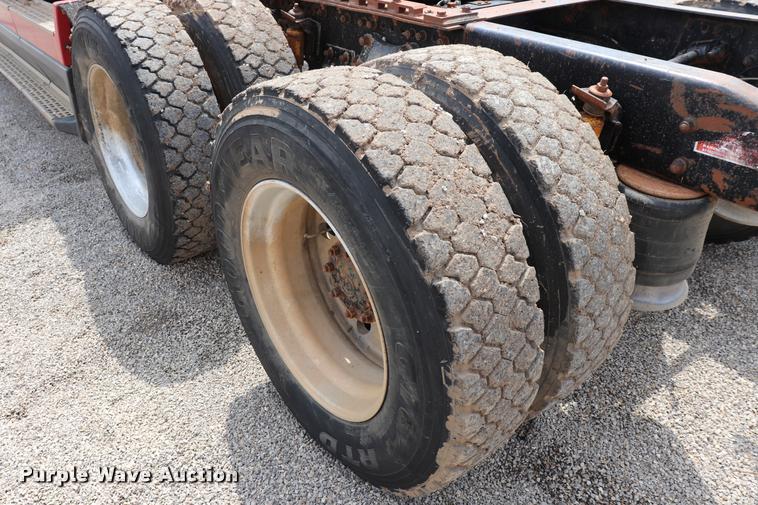 image for item DQ9462 1993 Freightliner FLD semi truck