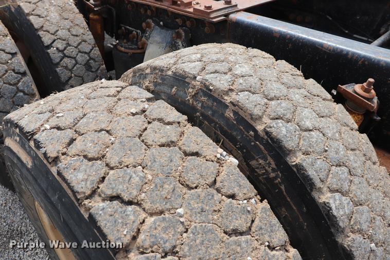 image for item DQ9462 1993 Freightliner FLD semi truck