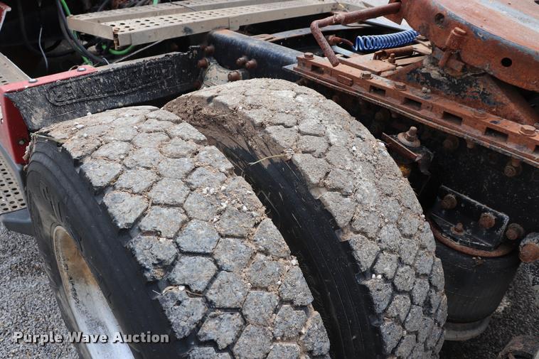 image for item DQ9462 1993 Freightliner FLD semi truck