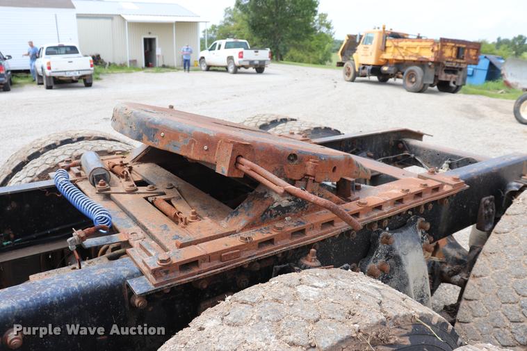 image for item DQ9462 1993 Freightliner FLD semi truck