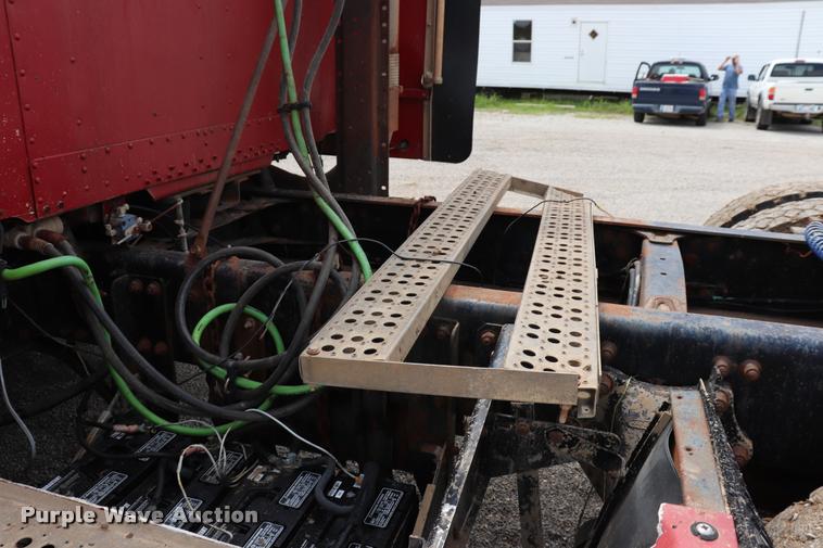 image for item DQ9462 1993 Freightliner FLD semi truck